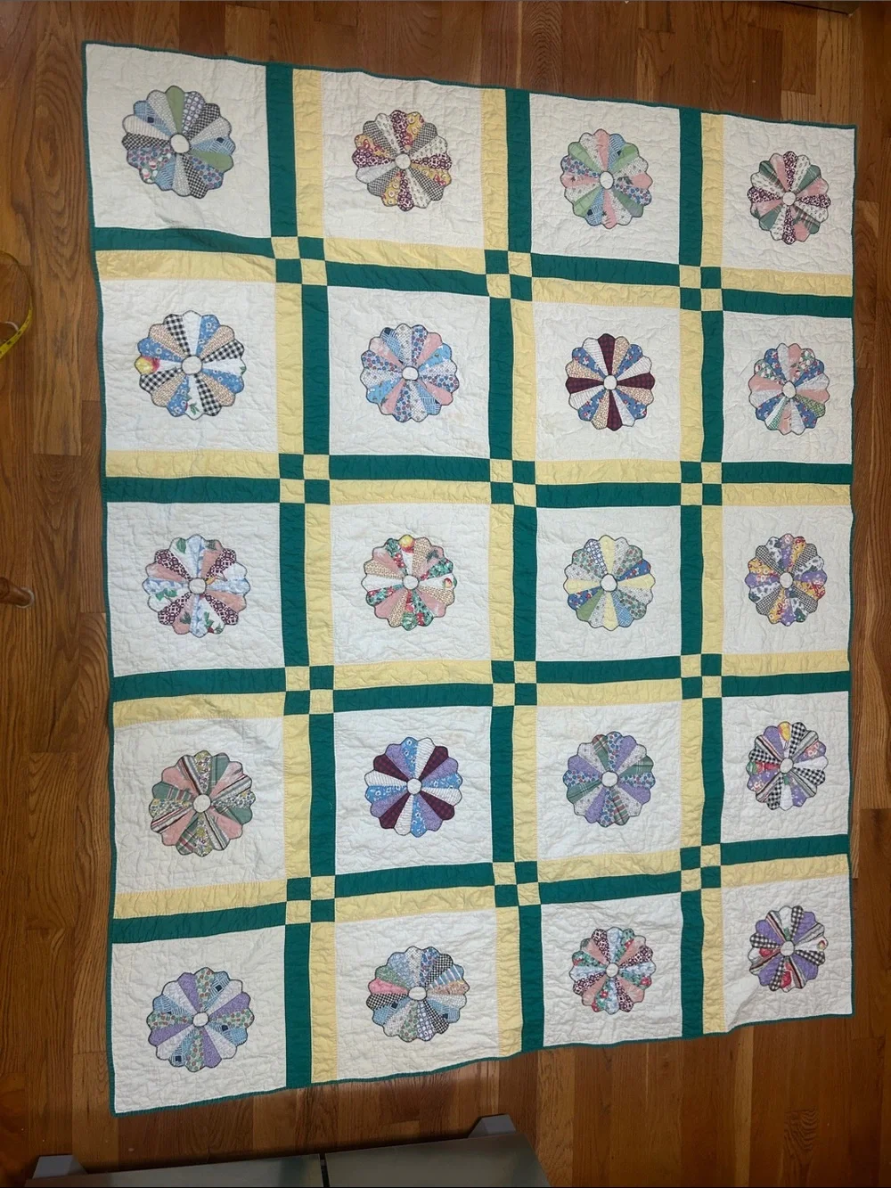 VTG Handmade Dresden Plate Quilt 63x82 Twin Hand Stitched Patchwork 1930s 1940s